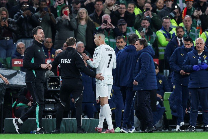 CR7 abandona la cancha luego de ser expulsado en Dublín. (EFE/JOSE SENA GOULAO).