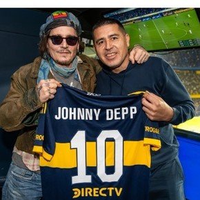 Riquelme le regaló una camiseta de Boca al actor Johnny Depp