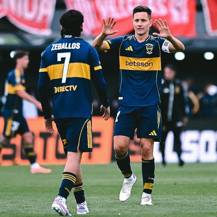 Zeballos y Herrera, en el partido ante Barracas. Foto Prensa Boca