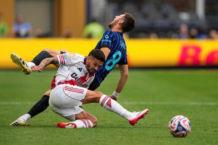 Lanzini frente a Inter, su último partido en River. EFE.