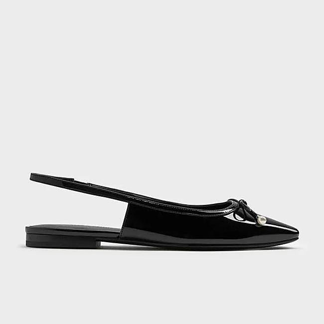 Bailarinas de charol Barbara destalonadas con tira posterior al tobillo y lazo adornado con perlas (65€)