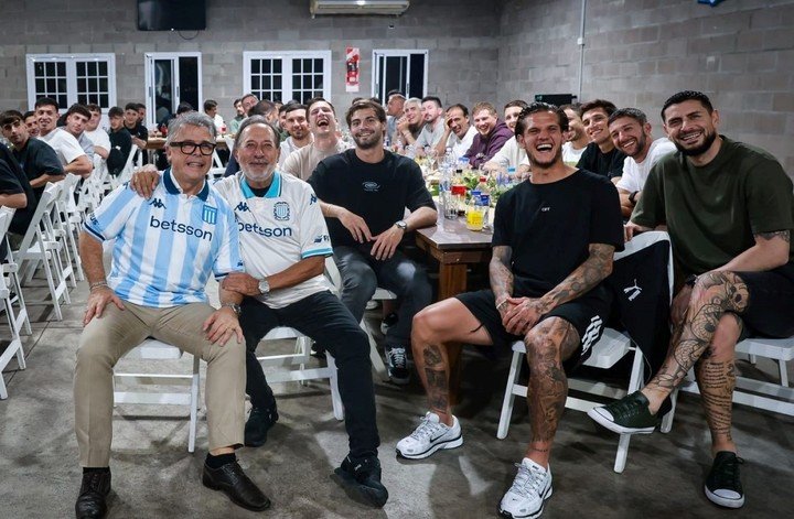 El plantel de Racing cenó junto a Guillermo Francella y Donato de Santis (Prensa Racing).