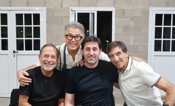 El plantel de Racing cenó junto a Guillermo Francella y Donato de Santis (Prensa Racing).