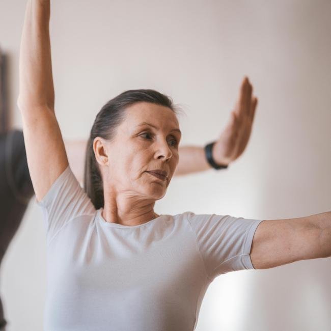 Mujer haciendo ejercicio en casa.