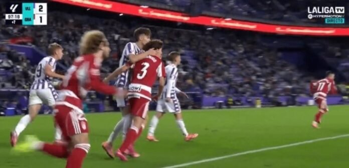 Escándalo en España: en una pelota parada, recibió el beso de un rival y terminó expulsado