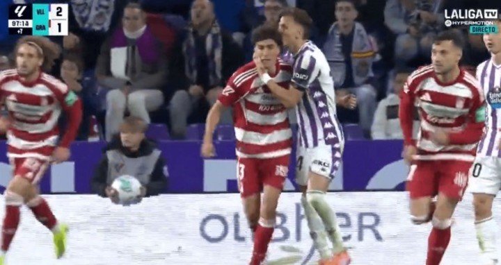 El momento del beso de Iván Alejo a Diego Hormigo.