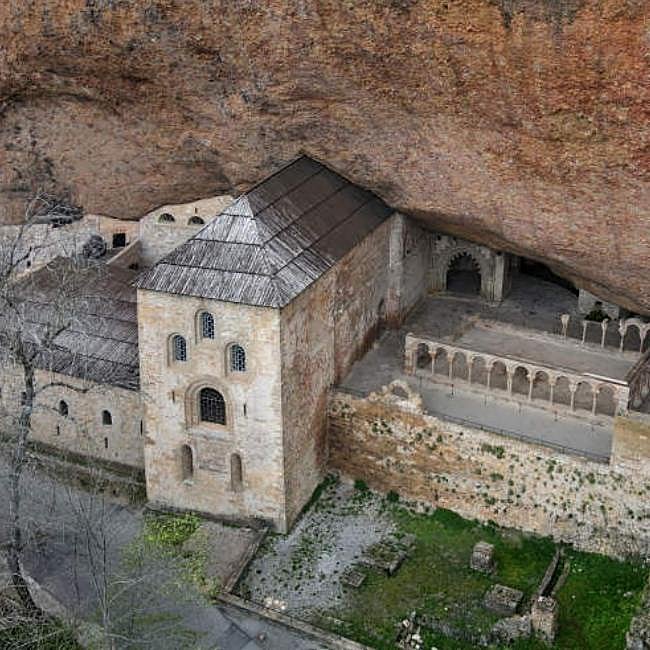 El impresionante Monasterio Viejo de San Juan de la Peña.