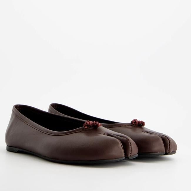 Bailarinas tabi de piel marrón de Ulanka, 59,95 euros.