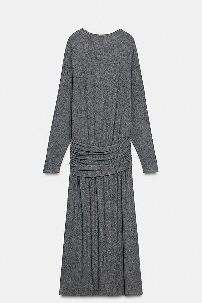 Vestido estilo fajín de Zara (29,95 euros).