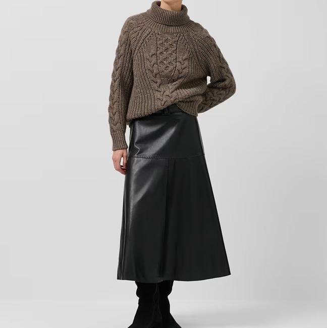 Falda negra de corte evasé de Roberto Verino, 350 euros.