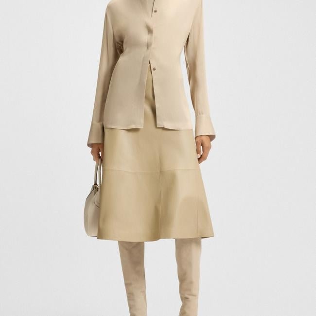 Falda blanca de piel de napa de Hugo Boss, 559, euros.