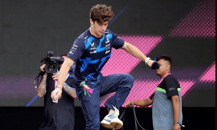 Colapinto haciendo jueguitos con la pluma de bádminton. (@LucianoYoma)