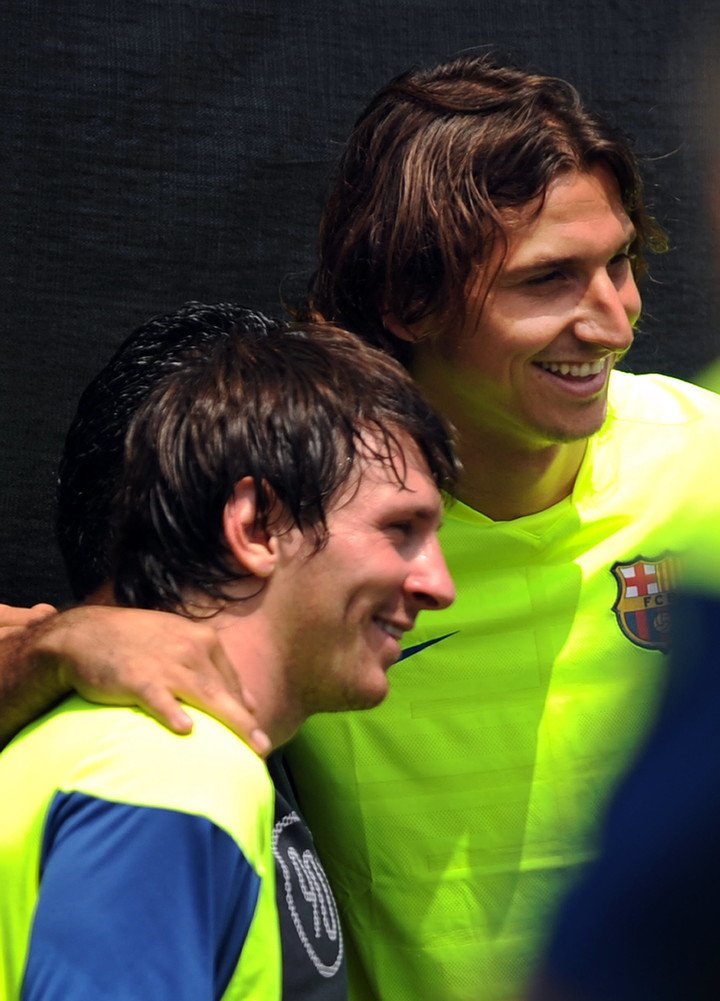 Zlatan Ibrahimovic y Lionel Messi durante un entrenamiento en el Barsa, 2009. (foto: afp)