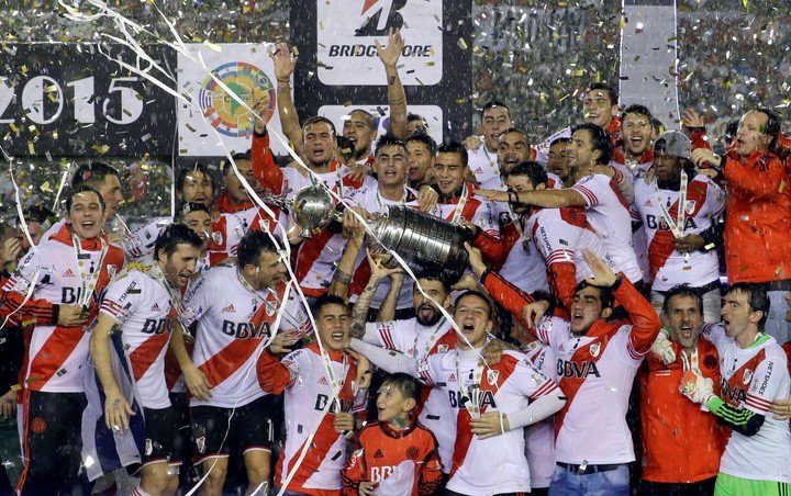 River alzando la Libertadores en 2015. AP.