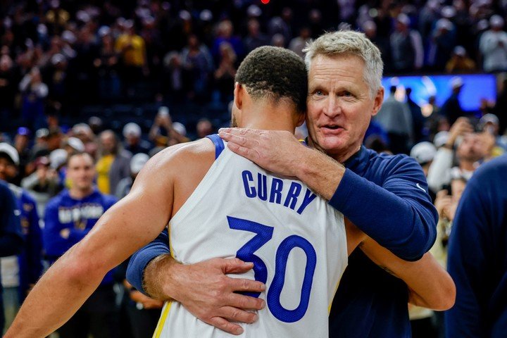 Curry y Steve Kerr. Imagn Images