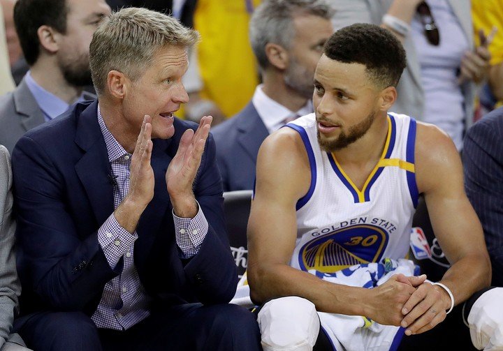 Curry y Kerr, los dos pilares de la dinastía de los Warriors. (AP)