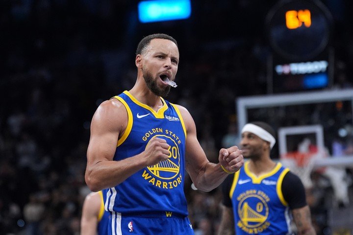 Curry explotó con 49 puntos contra Spurs. (AP)