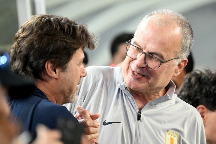 El cálido saludo de Bielsa y Pochettino durante el partido en Tampa. 
