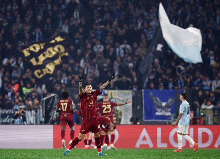 Paredes en un Roma vs. Lazio en Italia.