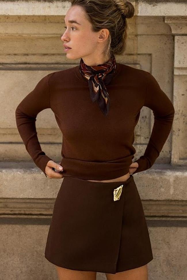 Falda marrón de Zara (25,99 euros)