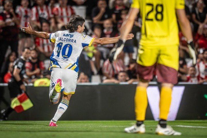 El festejo de Ignacio Malcorra durante el triunfo de Central (Foto: Prensa Rosario Central).