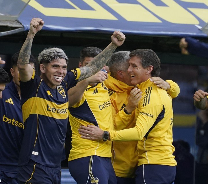 El festejo de Úbeda y su cuerpo técnico en el superclásico. Foto: Marcelo Carroll.