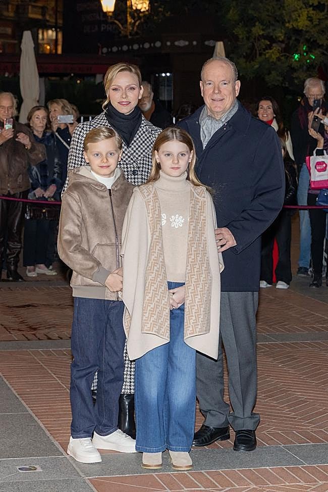 Alberto y Charlène de Mónaco junto a sus hijos en el encendido navideño del Principado.