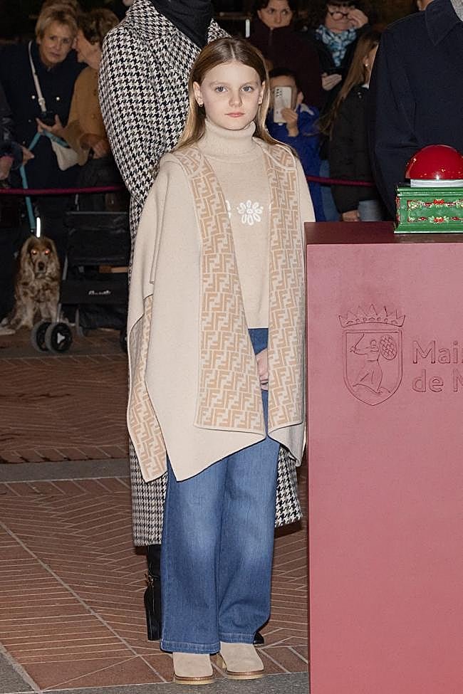 La princesa Gabrilla llevó una capa de Fendi y un jersey de Chloé.