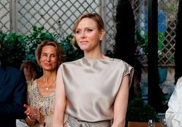 Charlène de Mónaco homenajea a Giorgio Armani con un conjunto satinado elegantísimo