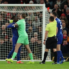 Video: lo echaron por pegarle a un compañero