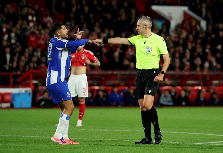 Alan Varela en el partido contra el Nottingham Forest. Images via Reuters/Andrew Boyers