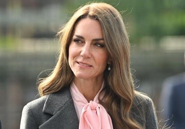 Kate Middleton, muy elegante, tiene el look de oficina perfecto: una blusa romántica y los pantalones que más favorecen