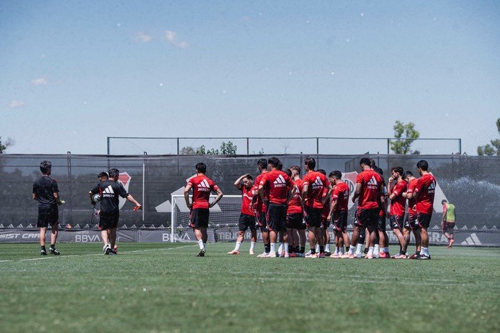Gallardo con el plantel en el Camp. Prensa River.