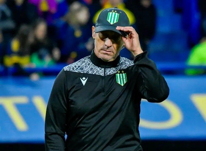 Troglio, DT de Banfield, en la Bombonera.