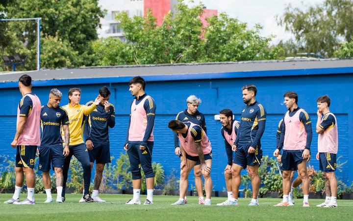 Ubeda con jugadores
Prensa Boca - FTP CLARIN ubeda.jpg Z Bairo