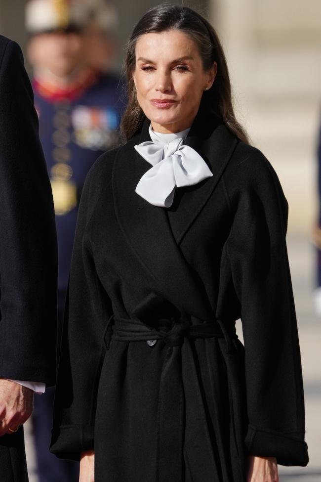 La reina Letizia con abrigo negro y vestido de Pertegaz.