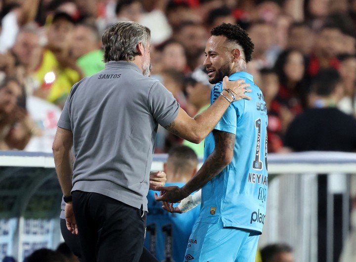 Neymar, enojado con Vojvoda. REUTERS