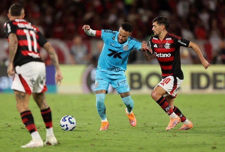 Neymar contra el Santos. REUTERS