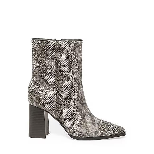 Botines con estampado animal de Sfera (44,99 euros)