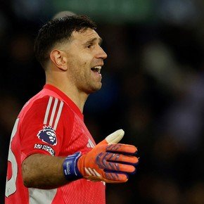 El motivo por el que el Aston Villa del Dibu y el Liverpool de Mac Allister juegan en un horario inusual por la Premier