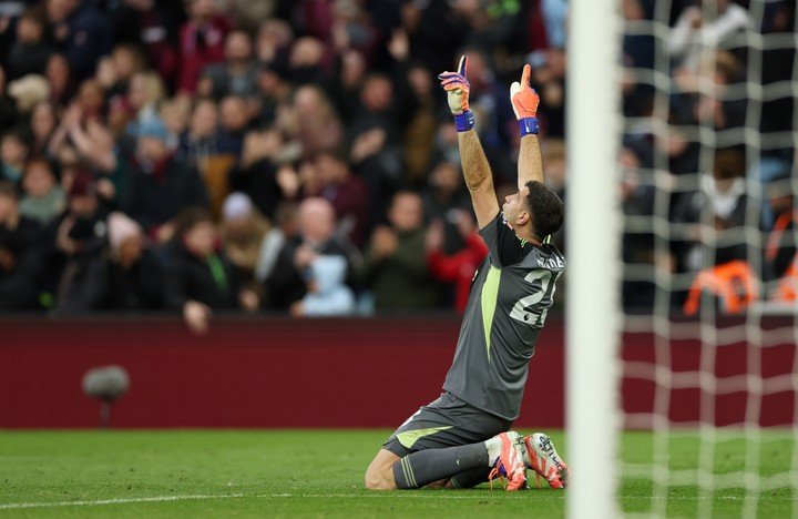 Dibu Martinez celebrando la victoria frente al Manchester City. EFE/EPA/ADAM VAUGHAN EDITORIAL USE ONLY.