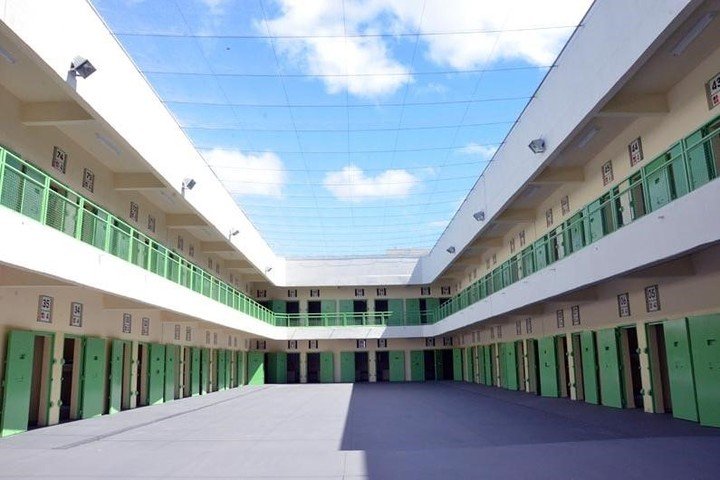 Patio interno de la prisión en la que estaba Robinho.