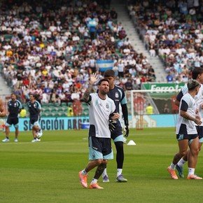 Locura por la Scaloneta en España: más de 20 mil personas asistieron al entrenamiento abierto de la Selección 
