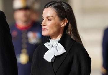 La reina Letizia recibe al sultán de Omán con abrigo negro y un elegante vestido con lazo al cuello