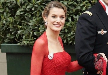 Por qué Letizia debería vestir de rojo en la cena con el sultán de Omán: 6 vestidos espectaculares que confirman que es su color