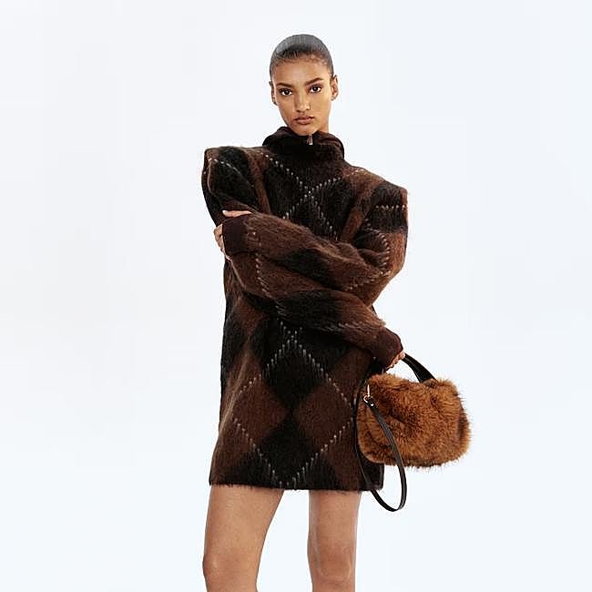 Vestido de cuadros con hombreras, 79,99 euros.