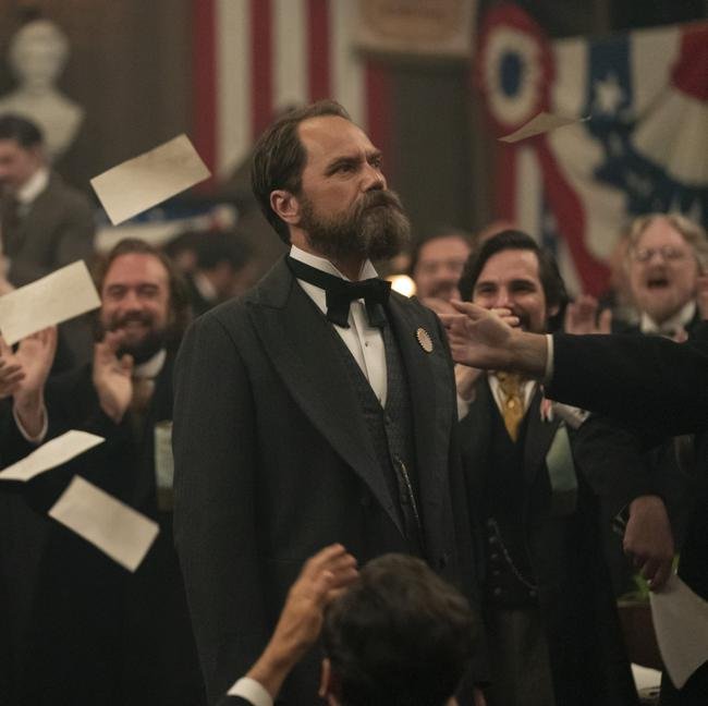 Michael Shannon como James Garfield en la miniserie Muerte por un rayo.