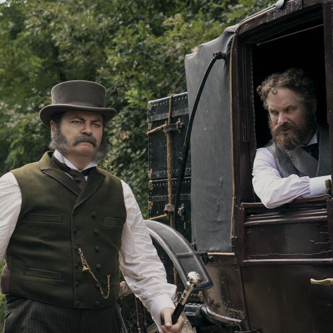 De izqda. a derecha, Nick Offerman como Chester a. Arthur y Shea Whigham como Roscoe Conkling en una imagen de Muerte por un rayo.