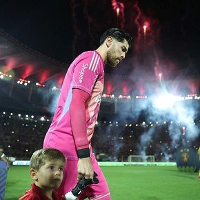 Con Rossi y su arco en cero, Flamengo golea, lidera el Brasileirao, pero se preocupa por la lesión de Carrascal