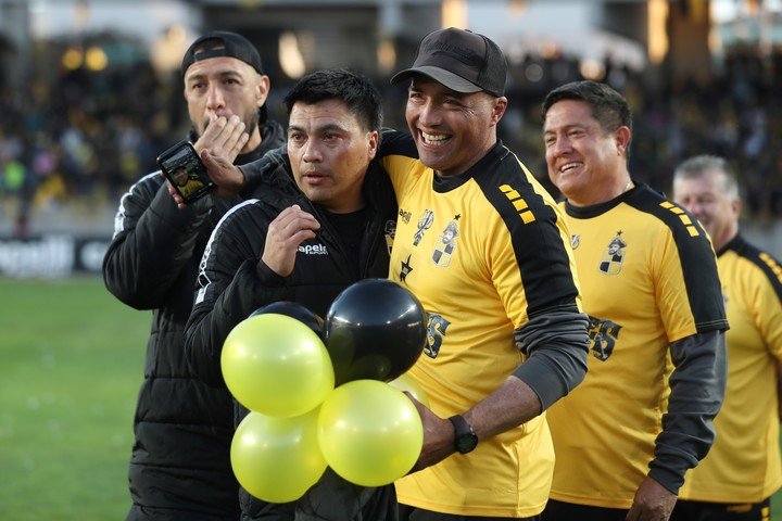 El entrenador de Coquimbo Esteban González, primer DT chileno en consagrarse tras nueve temporadas. (EFE)